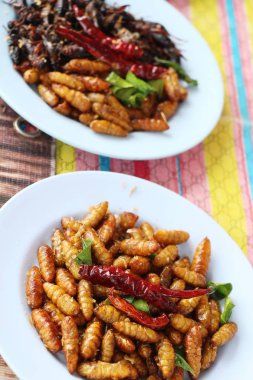 Fried ipek solucanlar sokak gıda lezzetli