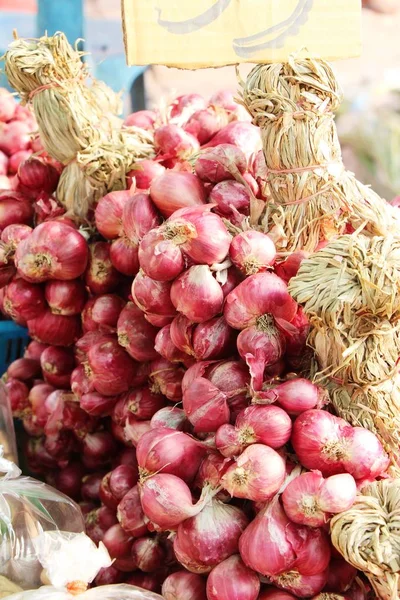 Лук и лук для приготовления пищи на рынке — стоковое фото