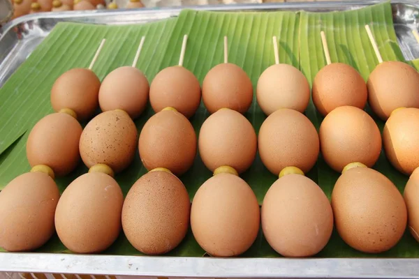 Huevos a la parrilla es delicioso en comida callejera —  Fotos de Stock