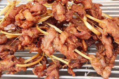 Kızarmış kurutulmuş domuz sokak gıda