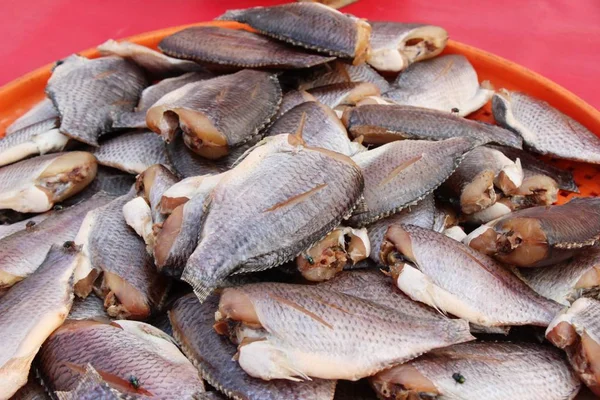 Poisson séché pour cuisiner à la cuisine de rue — Photo