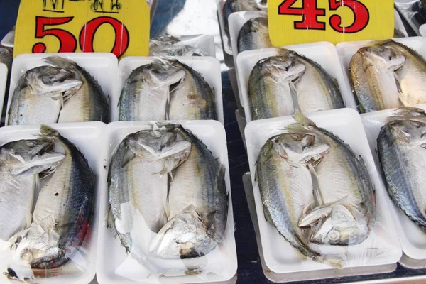 Рыба макрель, приготовленная на пару вкусно в уличной еде — стоковое фото