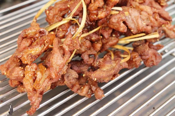 Gebakken zon gedroogde varkensvlees op straat eten — Stockfoto