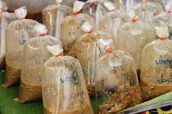 Peperoncino di pesce messo sotto aceto piccante a cibo di strada — Foto Stock