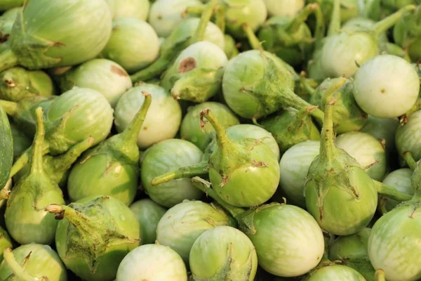 Berenjena fresca verde orgánica en la comida callejera —  Fotos de Stock