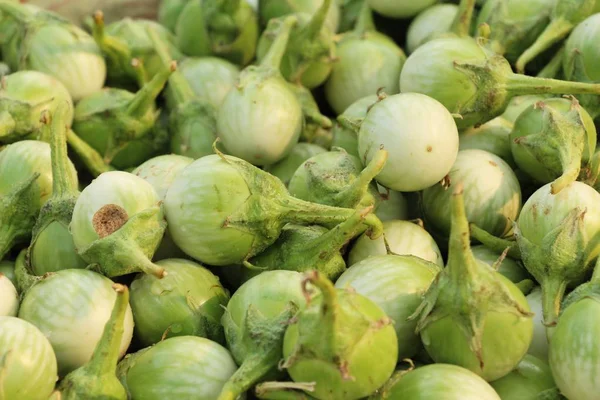 Verse aubergine groen organische op straat eten — Stockfoto