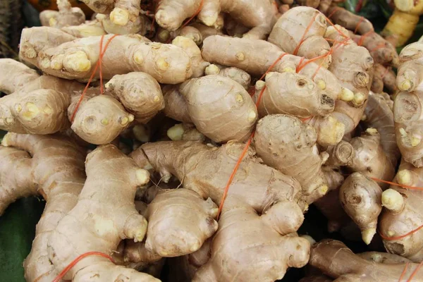 Belgili tanımlık çarşı içinde yemek pişirmek için zencefil kökü — Stok fotoğraf