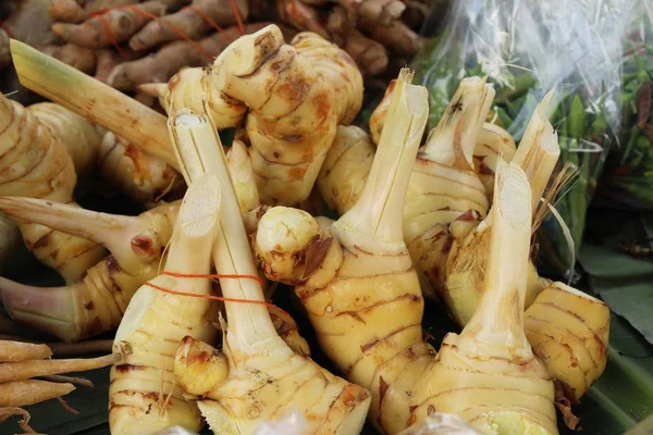 Belgili tanımlık çarşı içinde yemek pişirmek için taze havlıcan — Stok fotoğraf