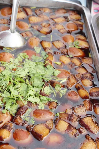 豚肉、美味しい中国料理と煮込み卵 — ストック写真