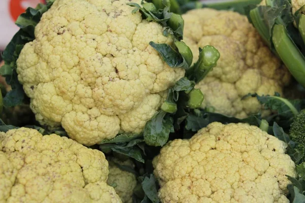 Coliflor fresca para cocinar en la calle — Foto de Stock