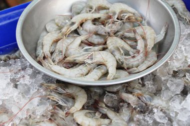 Sokak gıda yemek pişirmek için taze karides