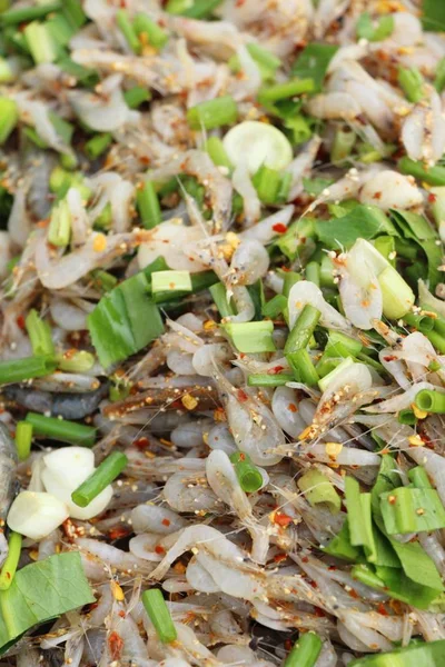 Salada de camarão picante deliciosa na comida de rua — Fotografia de Stock