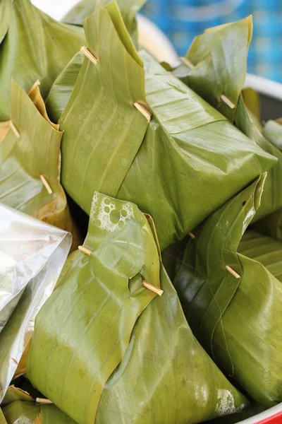 Poisson cuit à la vapeur avec de la pâte de curry est délicieux — Photo