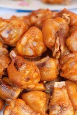 Balık sosu içinde çarşı ile haşlanmış tavuk