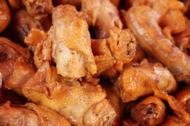 Balık sosu içinde çarşı ile haşlanmış tavuk