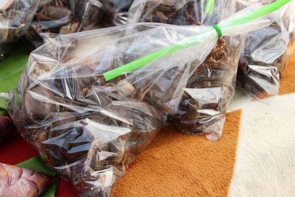 Čerstvé kraby pro vaření na trhu — Stock fotografie