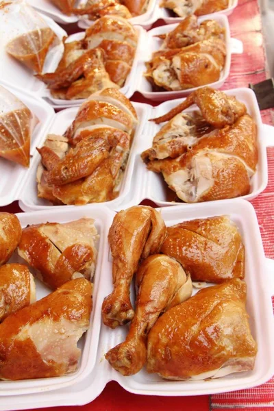 Vařené kuře s rybí omáčkou na trhu — Stock fotografie