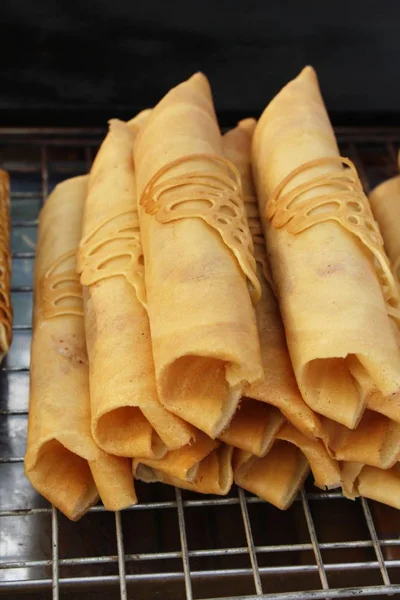 Pfannkuchenbrötchen gefüllt ist lecker beim Streetfood — Stockfoto