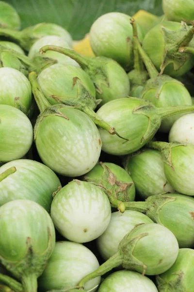 Verse aubergine groen organische op straat eten — Stockfoto