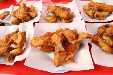 Kızarmış balık sokak gıda lezzetlidir