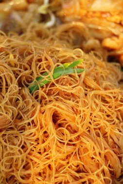 Kızarmış şehriye Tay tarzı ile domuz eti lezzetlidir