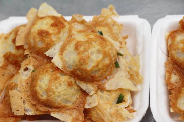 Hindistan cevizi sütü karıştırın şeker ve un, Tay tatlı