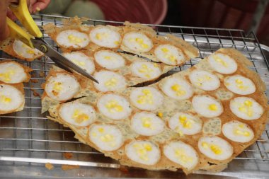 Hindistan cevizi sütü karıştırın şeker ve un, Tay tatlı