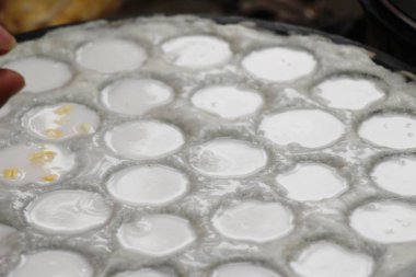 Hindistan cevizi sütü karıştırın şeker ve un, Tay tatlı