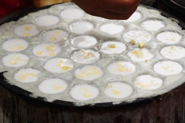 Hindistan cevizi sütü karıştırın şeker ve un, Tay tatlı