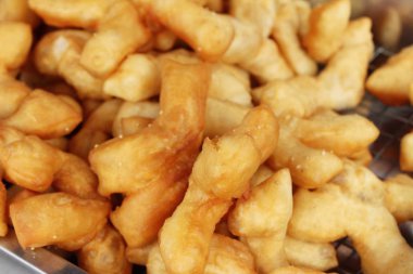 Derin kızarmış hamur lezzetli sopa içinde çarşı