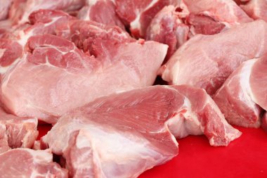 Sokak gıda yemek pişirmek için çiğ domuz eti