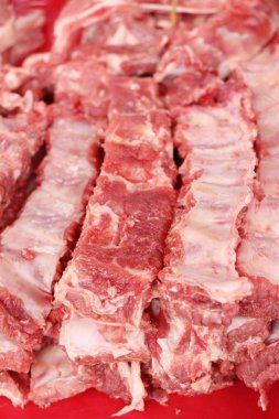 Sokak gıda yemek pişirmek için çiğ domuz eti