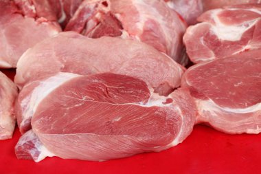 Sokak gıda yemek pişirmek için çiğ domuz eti
