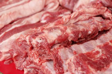 Sokak gıda yemek pişirmek için çiğ domuz eti