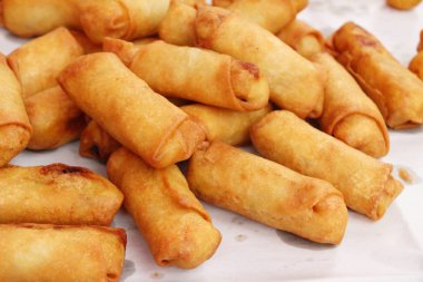 Meze yemek için geleneksel tava böreği