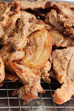 Kavrulmuş domuz sokak gıda lezzetlidir