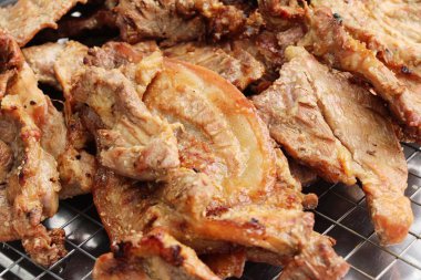 Kavrulmuş domuz sokak gıda lezzetlidir