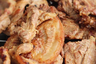 Kavrulmuş domuz sokak gıda lezzetlidir