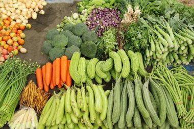 Karışık taze sebze pazarı içinde yemek pişirmek için
