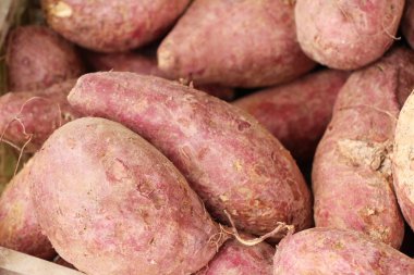 Pazarda yemek yapmak için taze yer elması. 