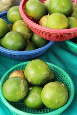 Sokak gıda yemek pişirmek için taze limon
