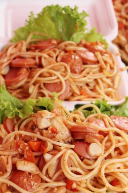 Spagetti sokak gıda lezzetli domuz eti ile