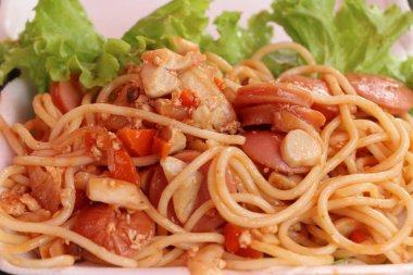 Spagetti sokak gıda lezzetli domuz eti ile