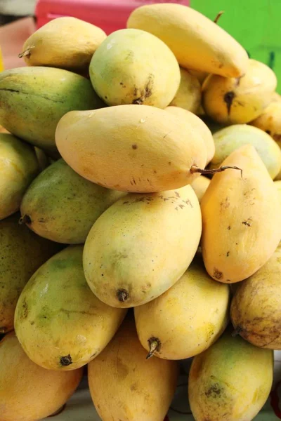 Fruta madura de mango deliciosa en la comida callejera — Foto de Stock