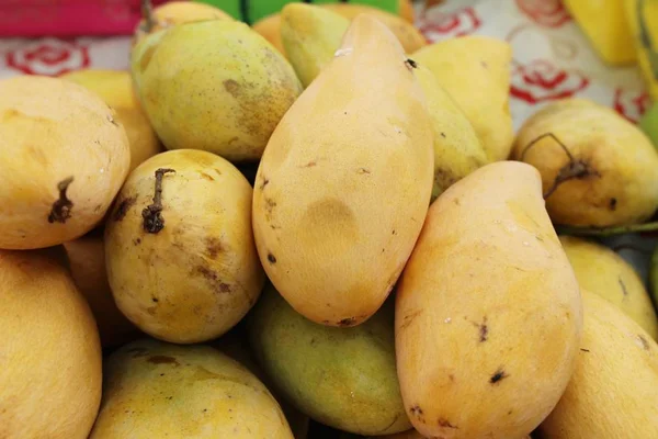 Ripe mango fruit delicious at street food — Stock Photo, Image