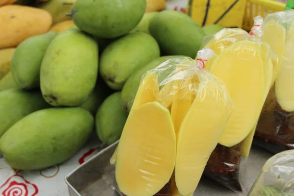 Плоды манго очень вкусны в уличной еде — стоковое фото