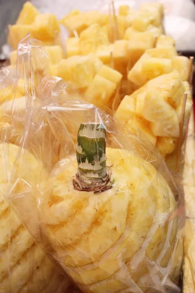 Färsk ananas är utsökt i gatumat — Stockfoto