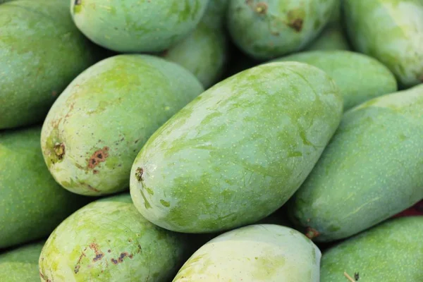 La fruta de mango es deliciosa en la comida callejera — Foto de Stock