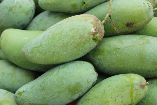 La fruta de mango es deliciosa en la comida callejera — Foto de Stock