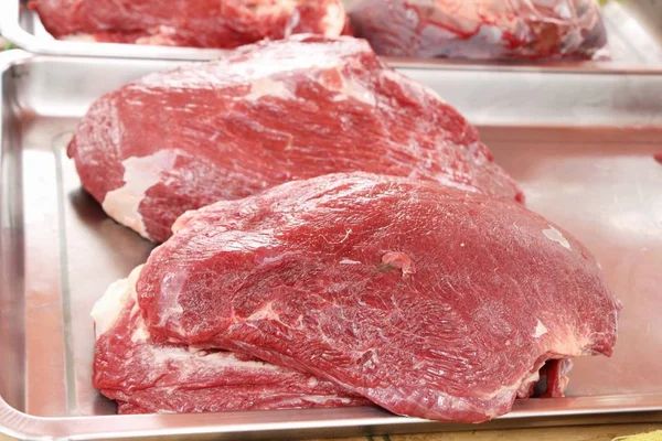 在市场上烹调的生牛肉 — 图库照片